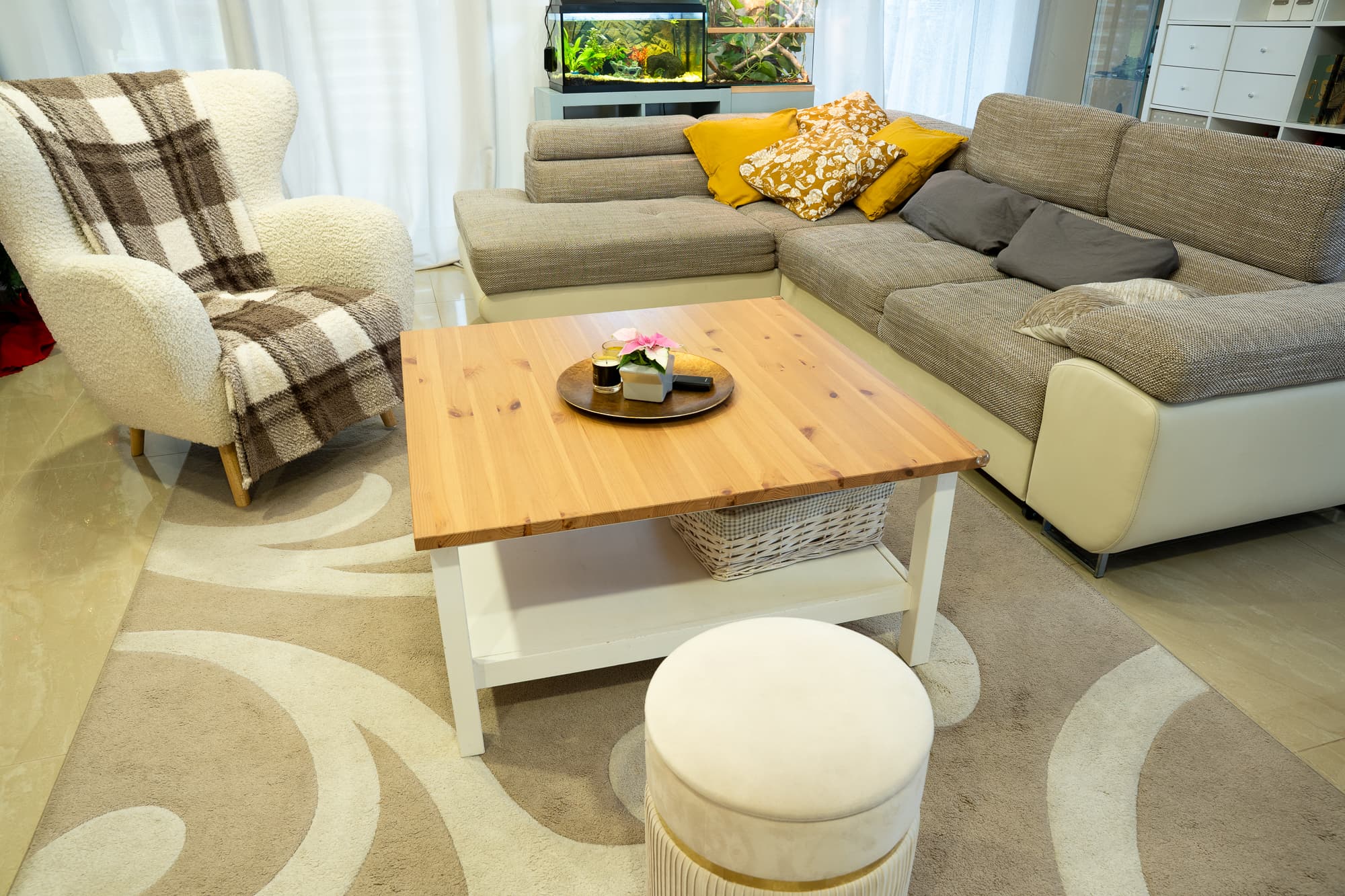 Profesionální úklidové služby HOME GLOW - uklizený obývací pokoj s čistým nábytkem a podlahou