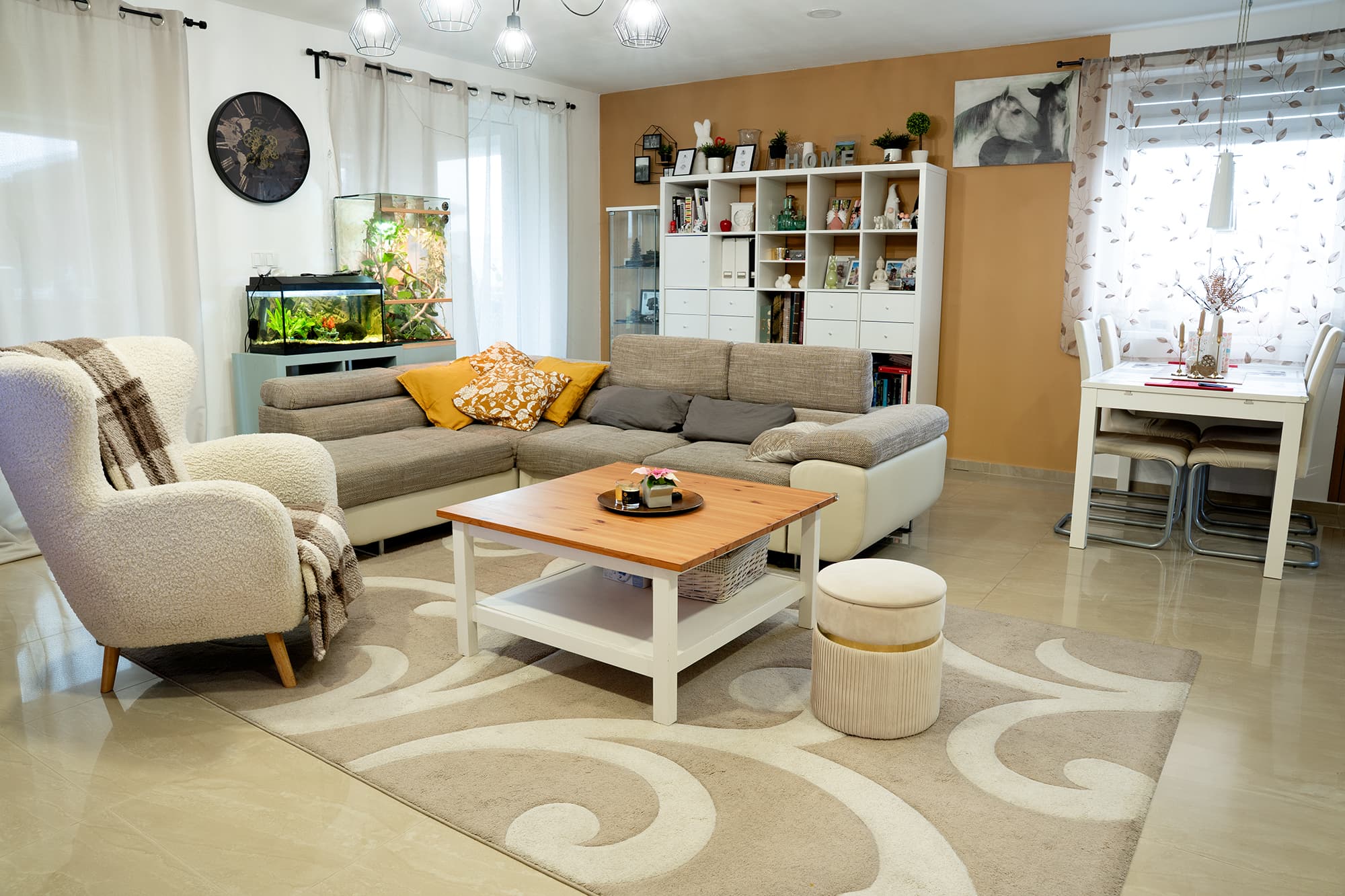 Čistý a uklizený obývací pokoj po úklidové službě HOME GLOW v Durrës